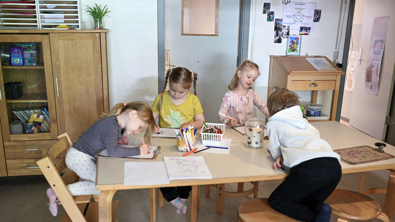 Børn farvelægger tegninger